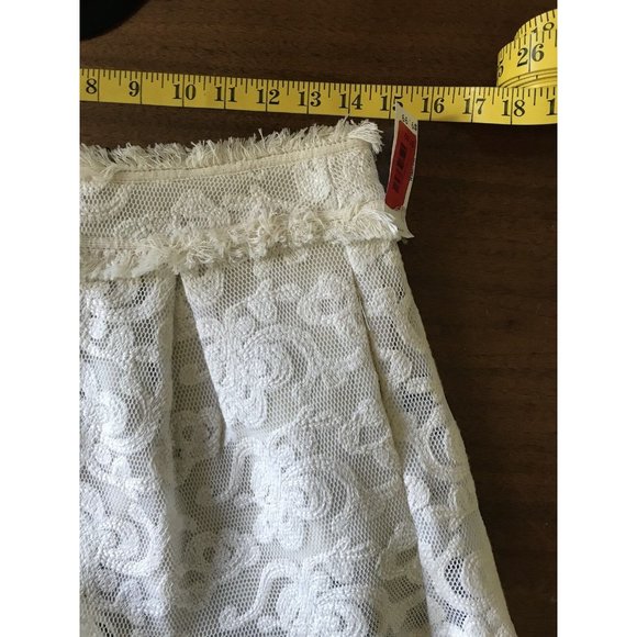 New J.O.A. Lace Fringe Hem Pleated Shorts Cream - Picture 2 of 9